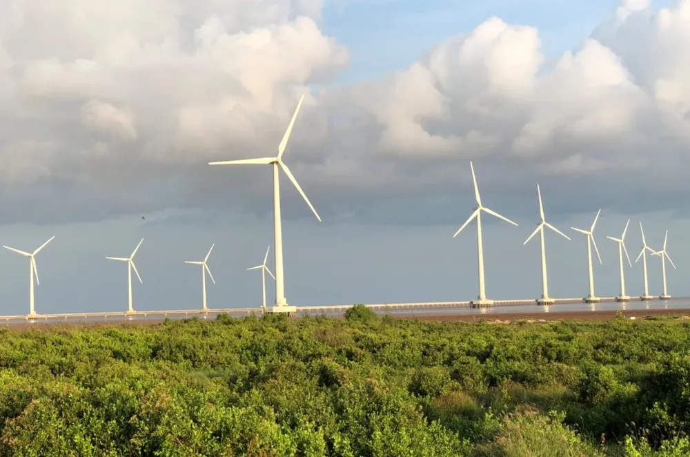 Điện gió là thế mạnh trong phát triển kinh tế - xã hội của tỉnh Bạc Liêu. Ảnh: PHAN THANH CƯỜNG