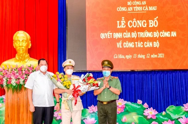 Thiếu tướng Bùi Văn Quyền (phải) trao quyết định và ông Lâm Văn Bi (trái), Phó chủ tịch UBND tỉnh Cà Mau, tặng hoa chúc mừng Thượng tá Trần Văn Thi giữ chức vụ Phó Giám đốc Công an tỉnh Cà Mau. Ảnh: HOÀNG GIANG
