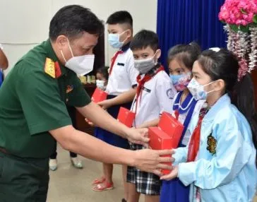 Viettel trao tặng hơn 2.500 máy tính bảng cho học sinh tại Bạc Liêu ảnh 2