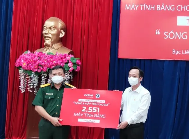 Viettel trao tặng hơn 2.500 máy tính bảng cho học sinh tại Bạc Liêu ảnh 1