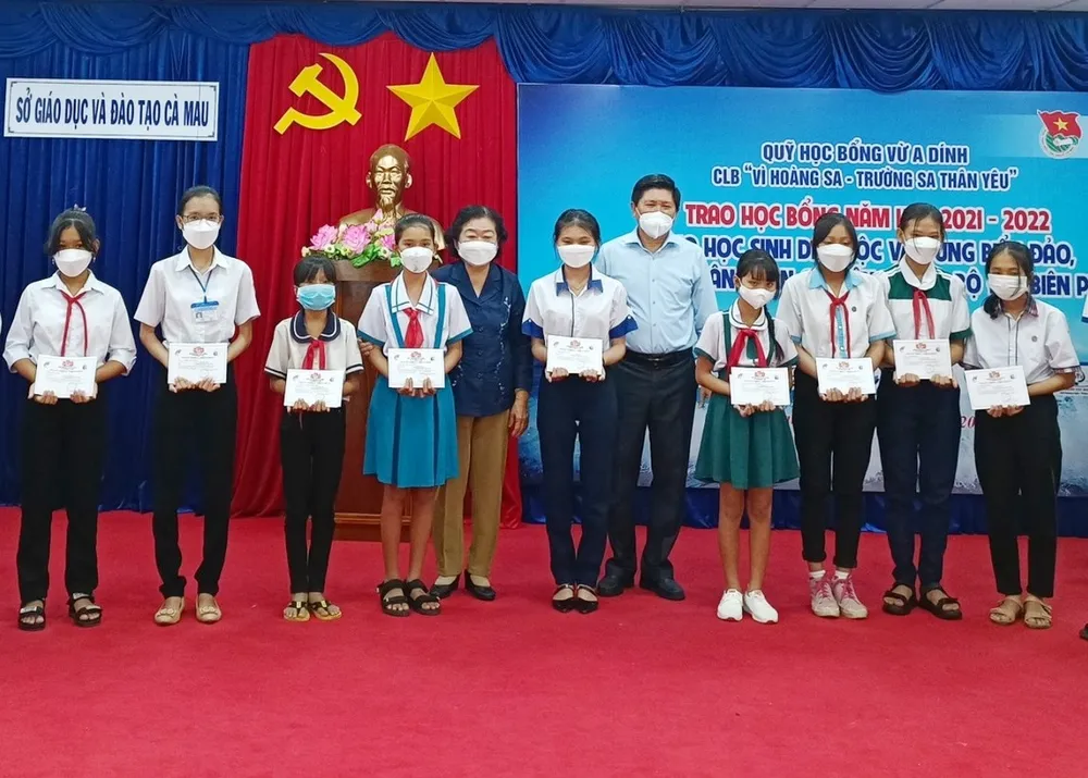 Quỹ học bổng Vừ A Dính và Câu lạc bộ Vì Hoàng Sa – Trường Sa thân yêu trao học bổng tại Cà Mau ảnh 1