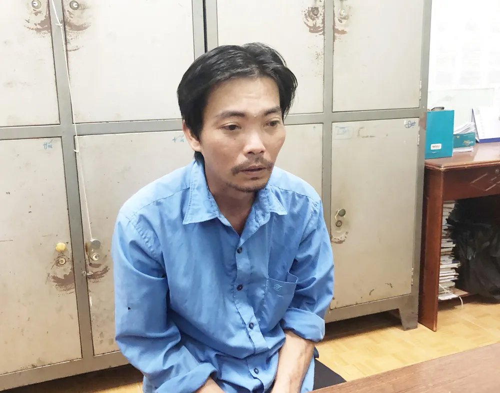 Đối tượng Võ Tấn Lợi tại cơ quan công an. Ảnh: HOÀNG GIANG