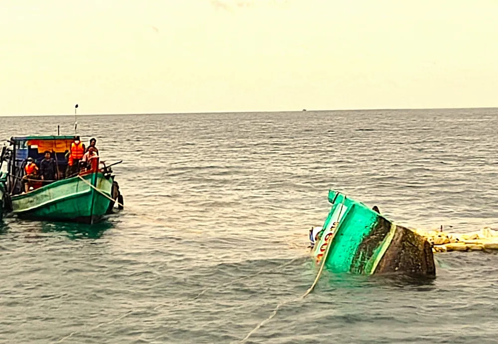 Cà Mau: Nỗ lực tìm kiếm 1 thuyền viên mất tích trên biển ảnh 1