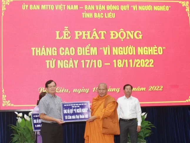 Ông Nguyễn Văn Hòa, Trưởng Ban Dân vận Tỉnh ủy, Chủ tịch Ủy ban MTTQ Việt Nam tỉnh Bạc Liêu (bìa trái) tiếp nhận ủng hộ quỹ Vì người nghèo. Ảnh: N.Q.