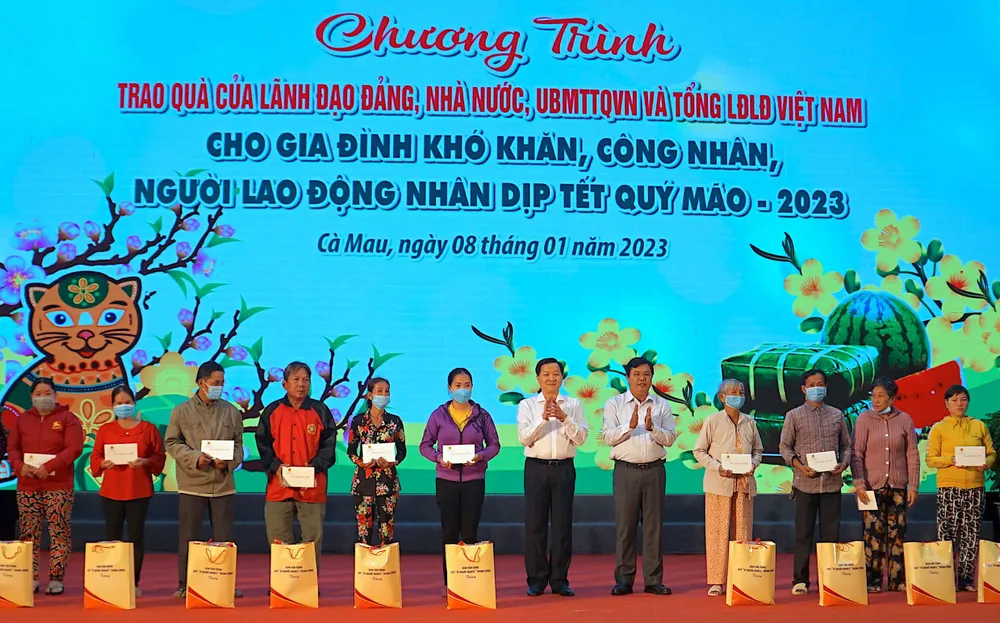 Phó Thủ tướng Lê Minh Khái và Bí thư Tỉnh uỷ Cà Mau Nguyễn Tiến Hải trao tặng quà Tết cho công nhân lao động có hoàn cảnh khó khăn và hộ nghèo tại Cà Mau.