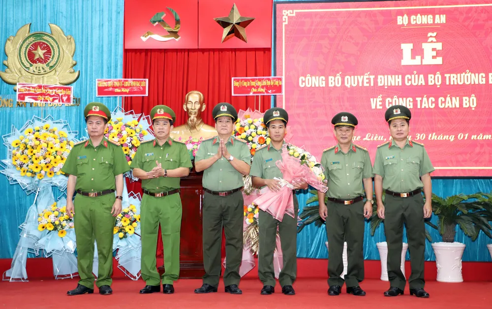 Ban Giám đốc Công an tỉnh Bạc Liêu tặng hoa chúc mừng Đại tá Lê Việt Thắng (thứ 3 từ phải qua)