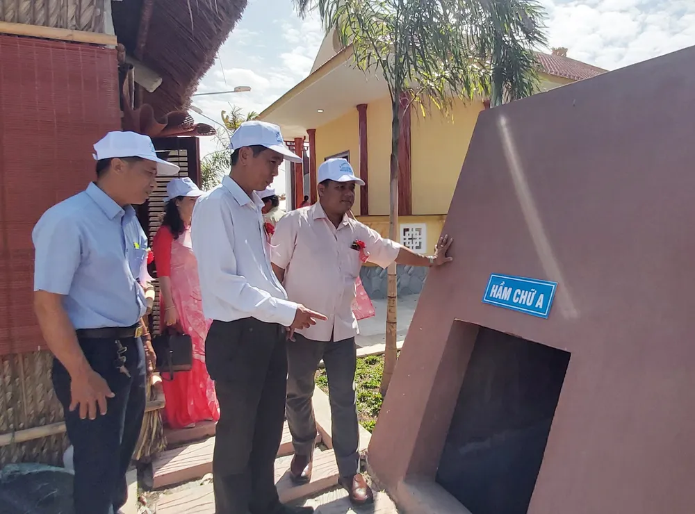 Các đại biểu tham quan Khu di tích Nơi ở và làm việc của đồng chí Võ Văn Kiệt. Các đại biểu tham quan Khu di tích Nơi ở và làm việc của đồng chí Võ Văn Kiệt.