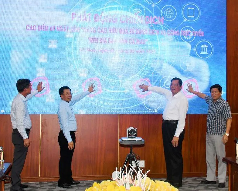 Lãnh đạo tỉnh Cà Mau thực hiện nghi thức phát động Chiến dịch cao điểm 69 ngày đêm Nâng cao hiệu quả sử dụng dịch vụ công trực tuyến. ẢNH: HỒNG NHUNG Lãnh đạo tỉnh Cà Mau thực hiện nghi thức phát động Chiến dịch cao điểm 69 ngày đêm Nâng cao hiệu quả sử dụng dịch vụ công trực tuyến. ẢNH: HỒNG NHUNG