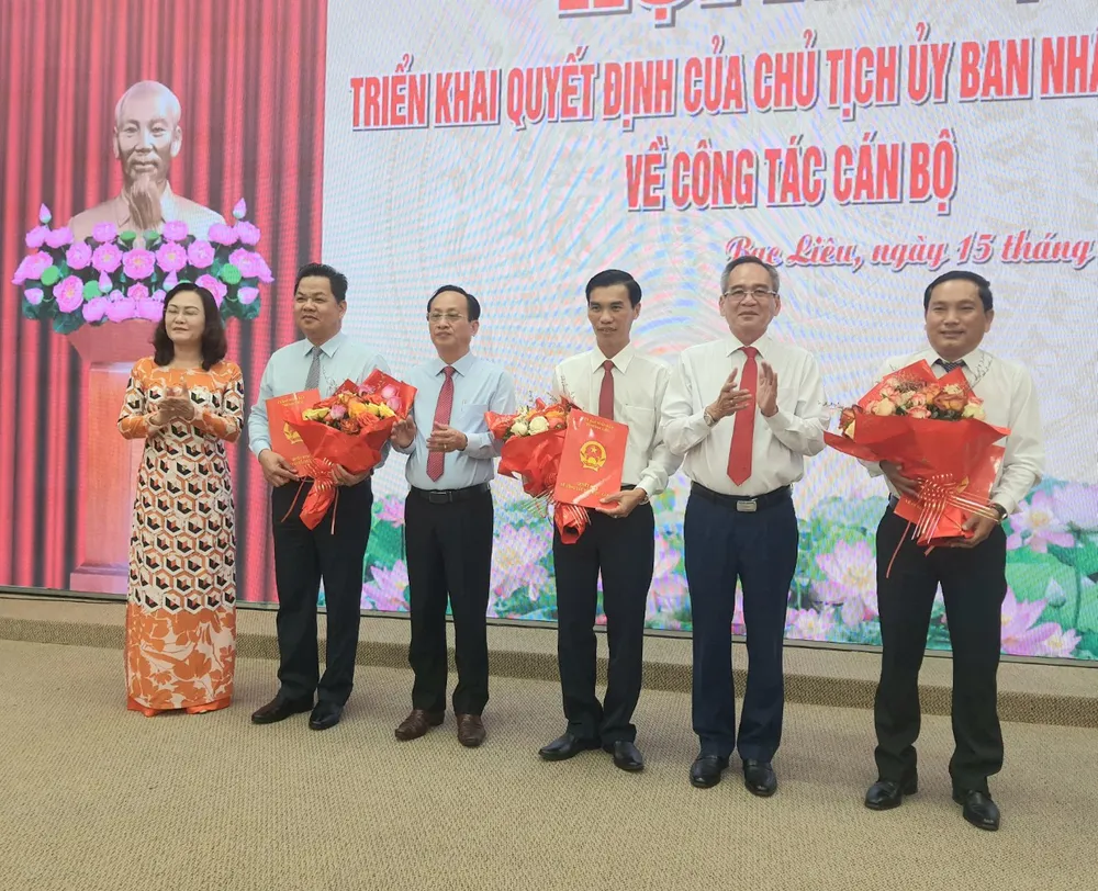 Lãnh đạo tỉnh Bạc Liêu trao quyết định bổ nhiệm và tặng hoa chúc mừng Ban Giám đốc Sở Thông tin và Truyền thông tỉnh Bạc Liêu. Ảnh: NGUYÊN DU