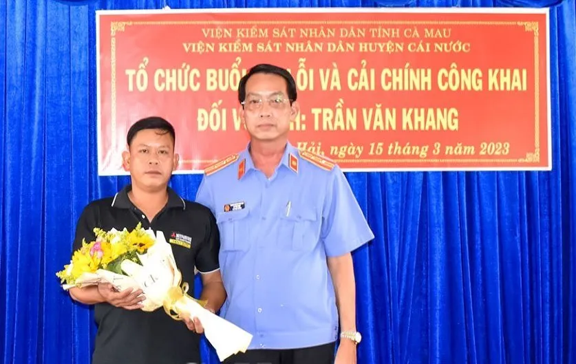 Ông Hồ Tấn Pháp, Quyền Viện trưởng Viện Kiểm sát Nhân dân huyện Cái Nước xin lỗi công khai ông Trần Văn Khang. ẢNH: ANH PHAN