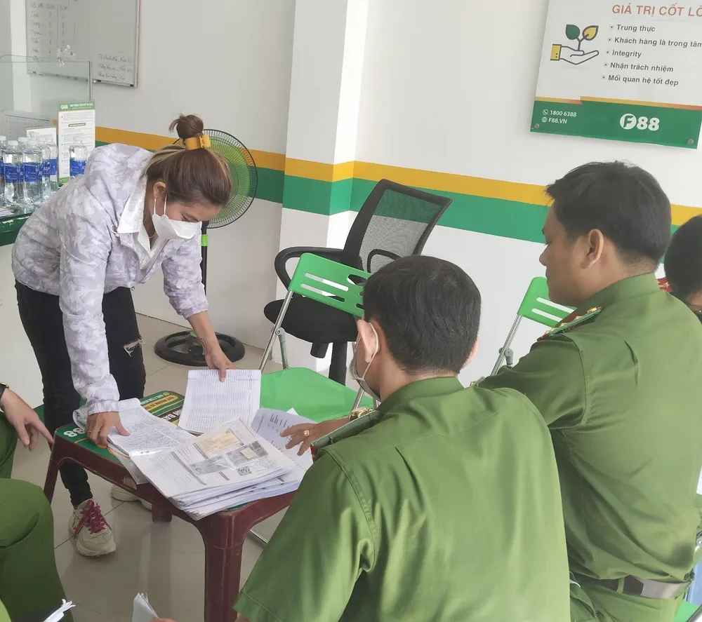 Công an tỉnh Bạc Liêu đồng loạt kiểm tra hành chính các điểm giao dịch của Công ty F88 trên địa bàn ngày 22-3