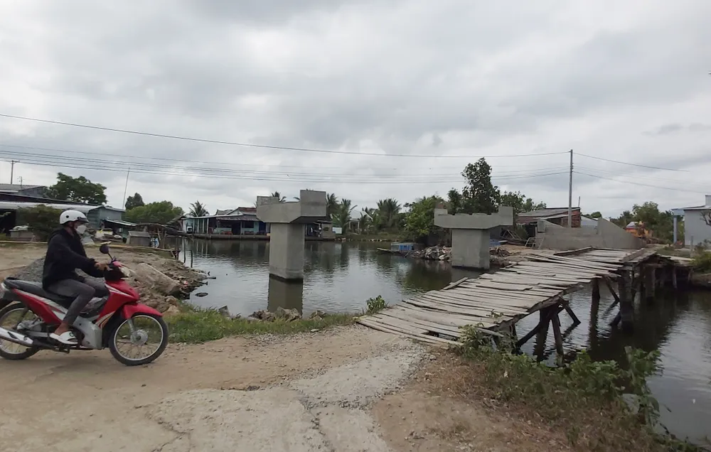 Cầu Bốn Thước thi công dang dở, còn cầu tạm thì không đảm bảo an toàn giao thông Cầu Bốn Thước thi công dang dở, còn cầu tạm thì không đảm bảo an toàn giao thông