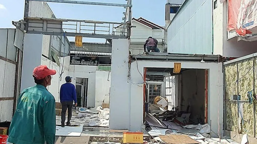 Nhà ông Nguyễn Chí Nguyện (bên trái) liền kề với nhà ông Chiêm Buồl Cột. Nhà ông Nguyễn Chí Nguyện (bên trái) liền kề với nhà ông Chiêm Buồl Cột.