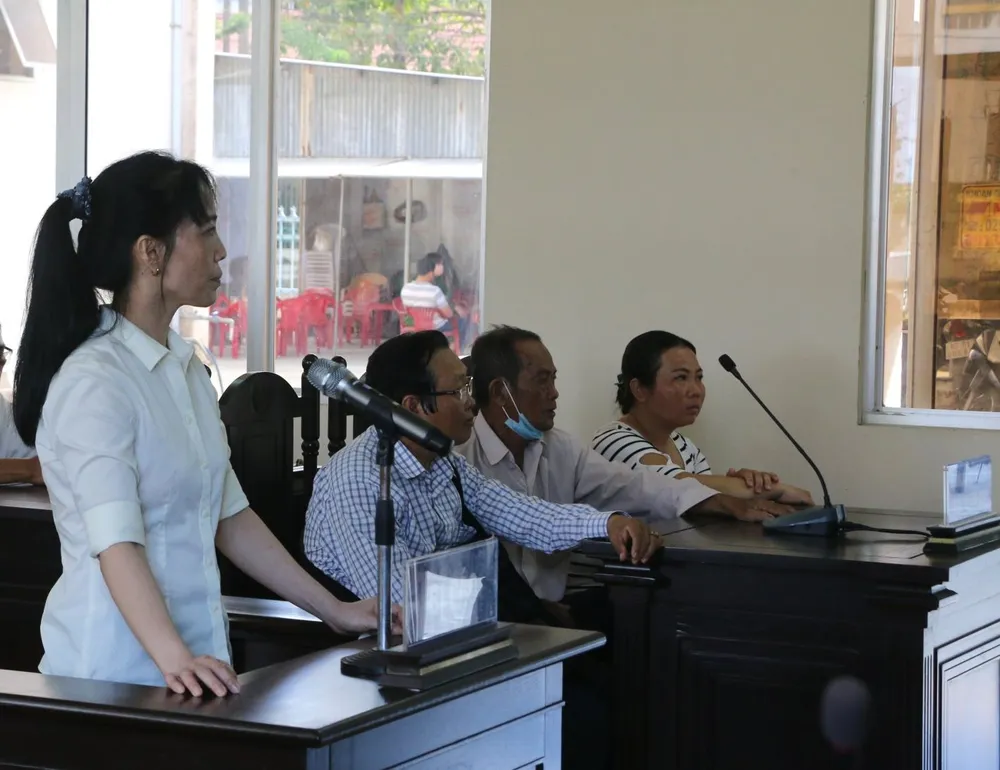 Bị cáo Tạ Yến Oanh (đứng) tại tòa. ẢNH: TĂNG ĐỊNH