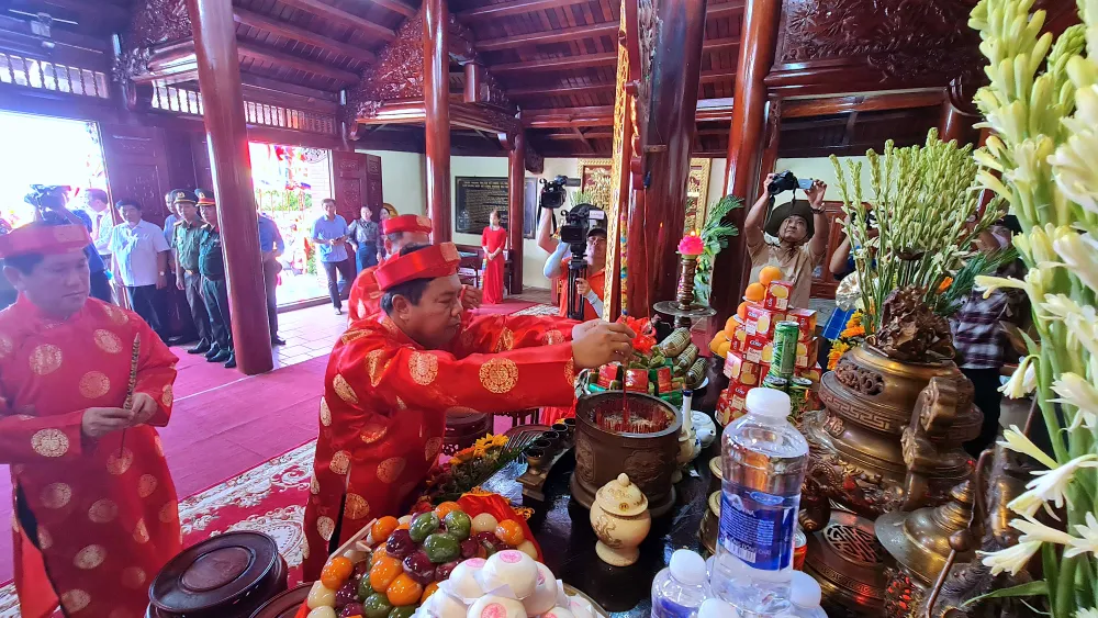 Lãnh đạo tỉnh Cà Mau dâng hương tri ân Quốc Tổ Lạc Long Quân