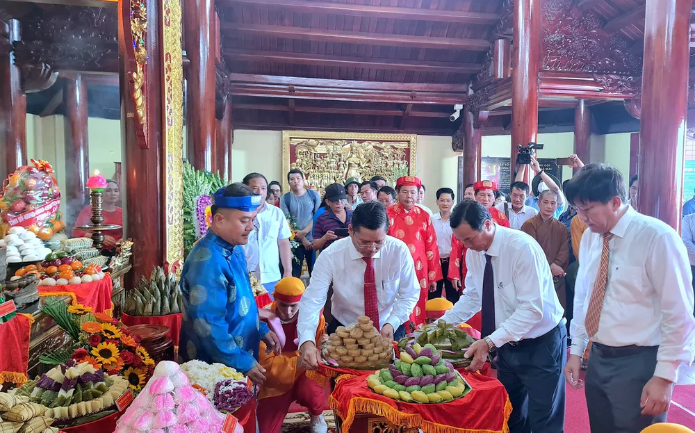 Các vật phẩm là đặc sản địa phương được dâng lên tại Lễ tri ân Quốc Tổ tại Đền thờ Lạc Long Quân