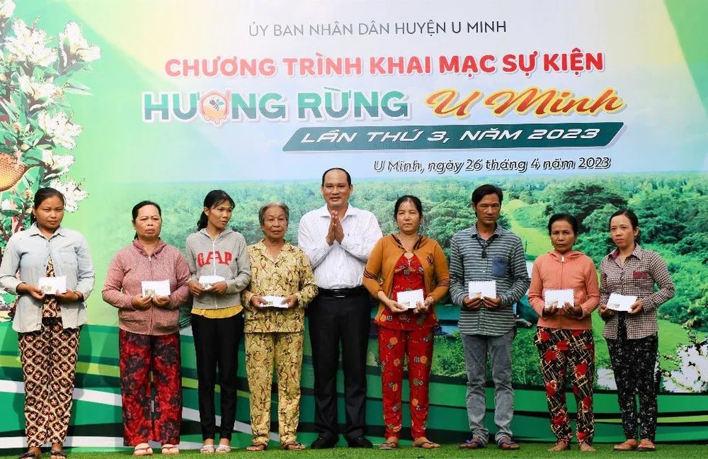 Phó Chủ tịch UBND huyện U Minh Nguyễn Thanh Liêm tặng quà cho hộ nghèo, cận nghèo nhân lễ khai mạc sự kiện Hương rừng U Minh. Ảnh: HỒNG NHUNG