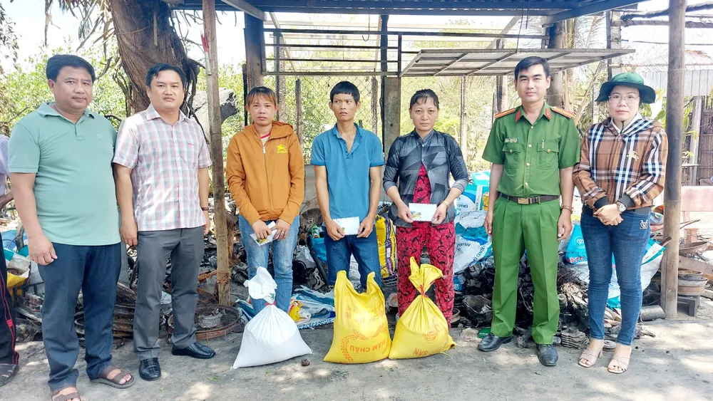 Lãnh đạo huyện Hòa Bình thăm hỏi và trao hỗ trợ cho 3 gia đình có nhà bị cháy. Ảnh: HỒNG ĐÀO