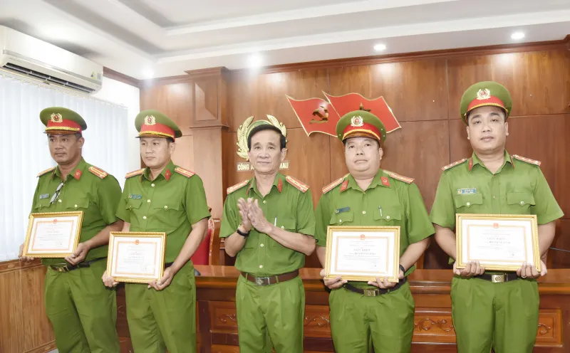 Đại tá Phạm Minh Lũy, Phó Giám đốc Công an tỉnh Cà Mau (giữa) trao giấy khen cho 4 cá nhân xuất sắc trong phá án. Ảnh: MINH ĐƯƠNG Đại tá Phạm Minh Lũy, Phó Giám đốc Công an tỉnh Cà Mau (giữa) trao giấy khen cho 4 cá nhân xuất sắc trong phá án. Ảnh: MINH ĐƯƠNG