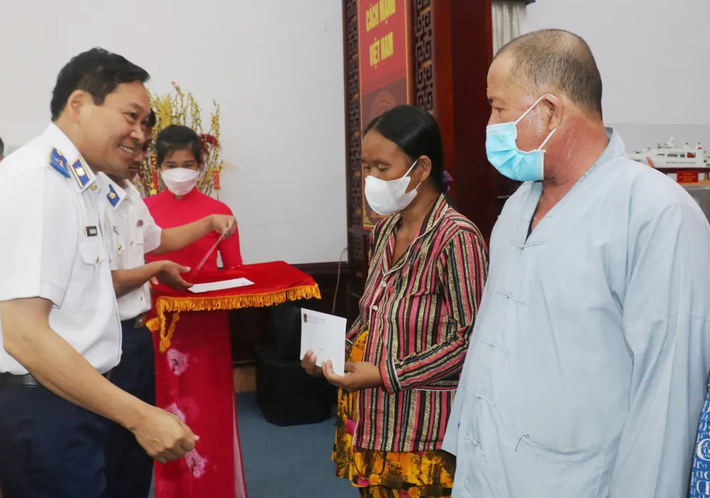 Thiếu tướng Bùi Văn Xuân tặng quà cho hộ dân có hoàn cảnh khó khăn trên địa bàn tỉnh Bạc Liêu