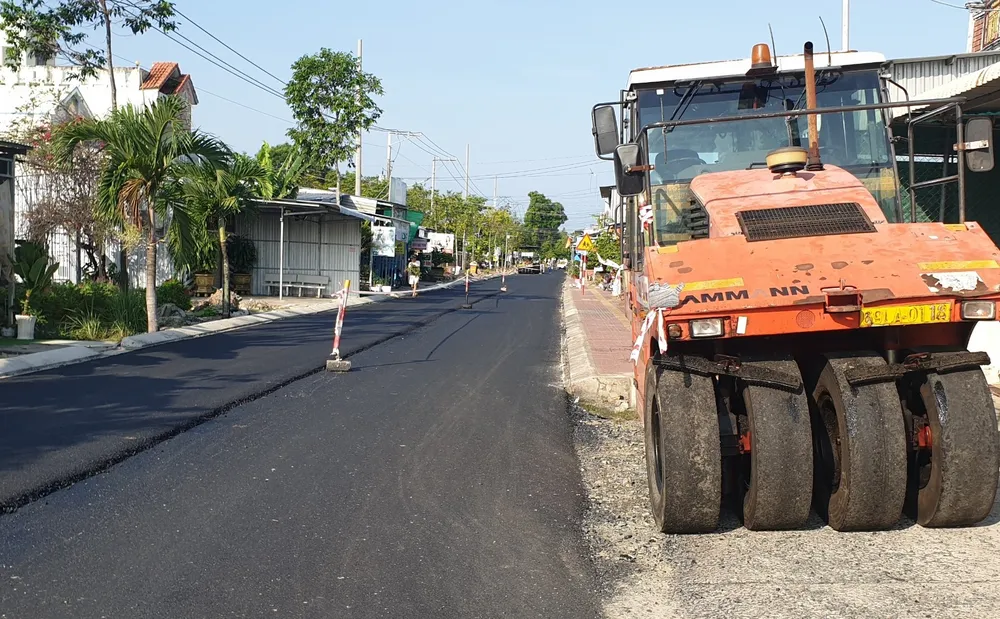 Xe lu gây tai nạn khi thi công láng nhựa mặt đường.