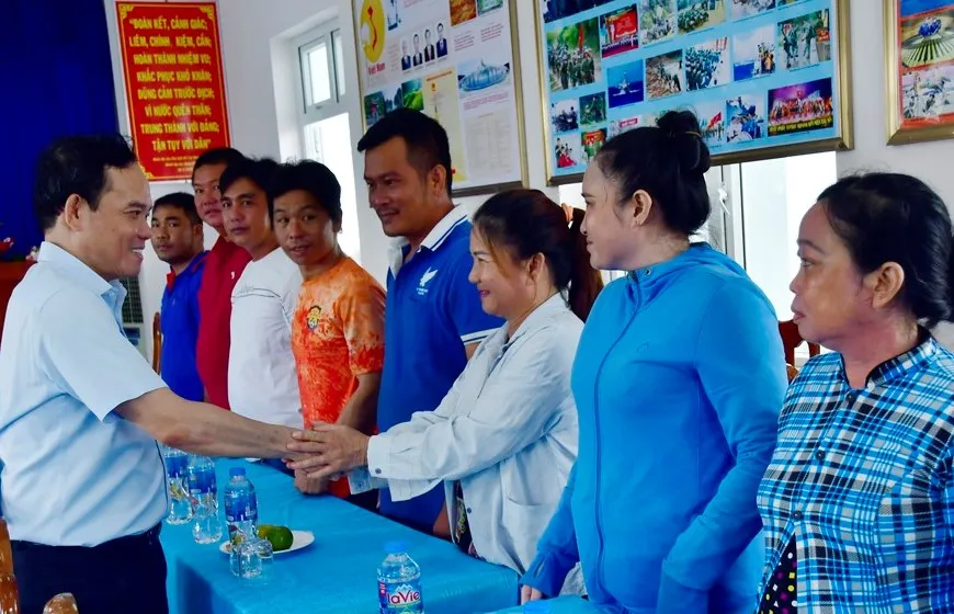 Phó Thủ tướng Trần Lưu Quang thăm hỏi đời sống, tình hình khai thác hải sản và tặng quà cho bà con ngư dân Sông Đốc. ẢNH: TRẦN NGUYÊN