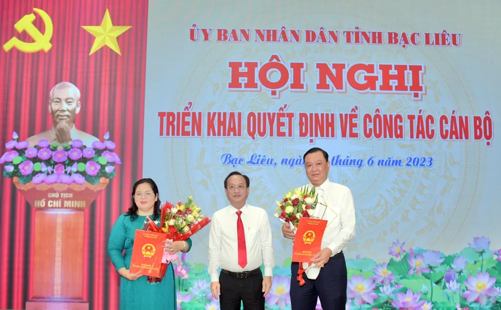 Chủ tịch UBND tỉnh Bạc Liêu Phạm Văn Thiều trao quyết định, tặng hoa chúc mừng tân Giám đốc Sở Kế hoạch-Đầu tư và Sở Tài chính