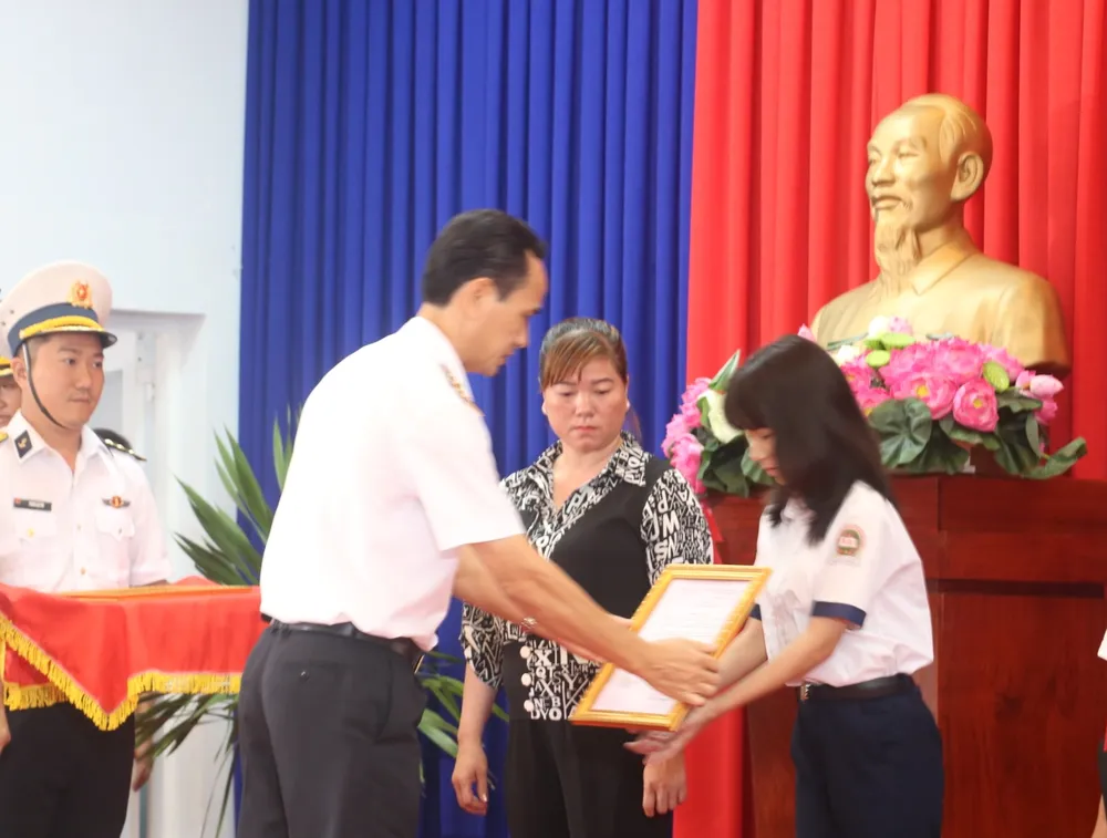 Đại tá Nguyễn Hữu Thoan trao quyết định nhận đỡ đầu con ngư dân Đại tá Nguyễn Hữu Thoan trao quyết định nhận đỡ đầu con ngư dân