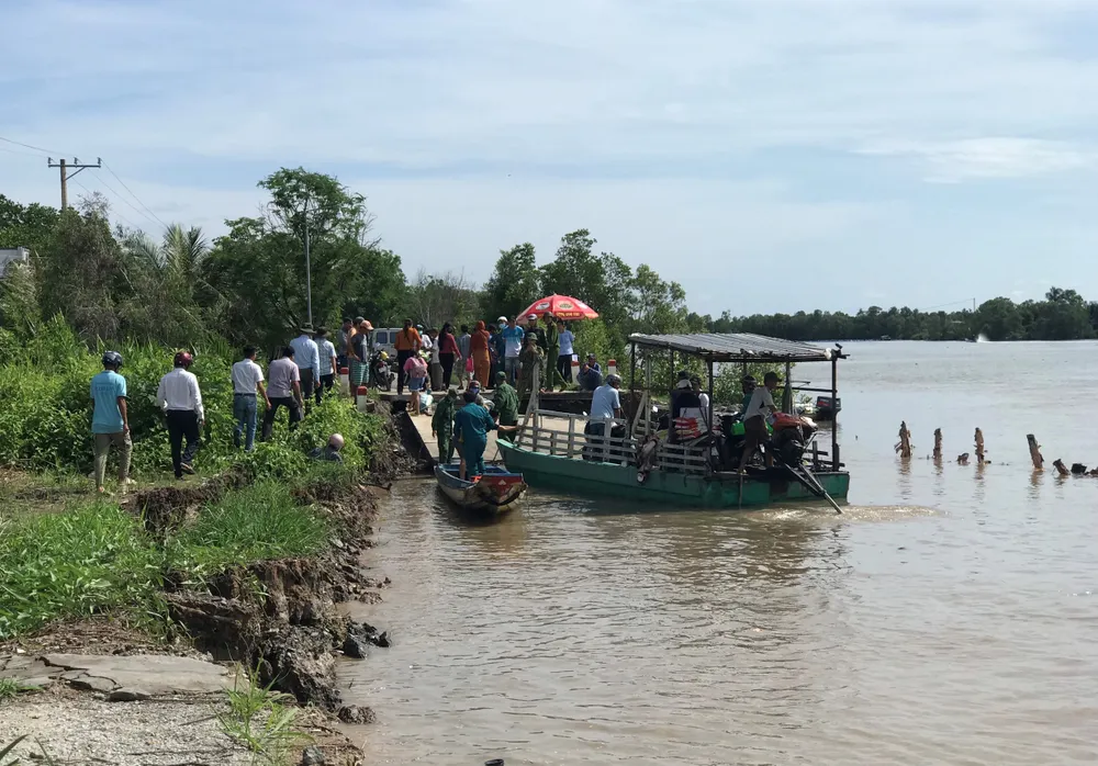 Do đường bị sạt lở, chính quyền địa phương đã huy động phà đưa, rước mô tô qua khu vực sạt lở