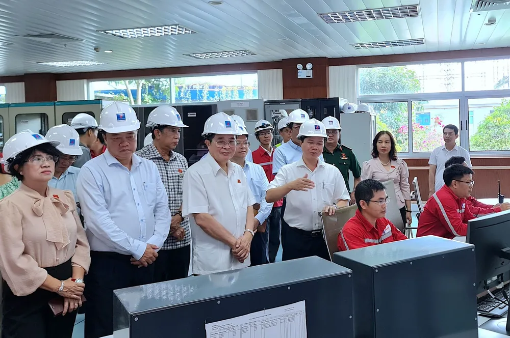 Phó Chủ tịch Quốc hội Nguyễn Đức Hải (thứ 3 từ trái sang) nghe giới thiệu về mô hình sản xuất điện tại PV Power Cà Mau Phó Chủ tịch Quốc hội Nguyễn Đức Hải (thứ 3 từ trái sang) nghe giới thiệu về mô hình sản xuất điện tại PV Power Cà Mau