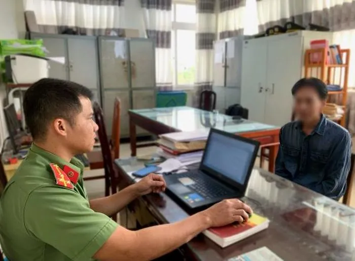 Nạn nhân T trình báo sự việc với cơ quan Công an. Ảnh: TRỌNG NGUYỄN