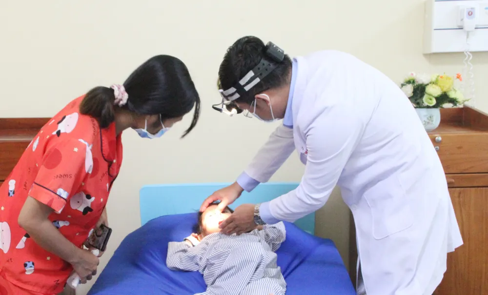 Sau khi lấy cục pin trong hốc mũi, sức khỏe bé T. tiến triển tốt