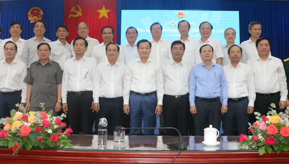 Phó Thủ tướng Lê Minh Khái chụp ảnh cùng các đại biểu dự hội nghị Phó Thủ tướng Lê Minh Khái chụp ảnh cùng các đại biểu dự hội nghị