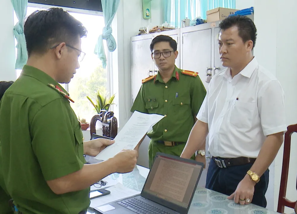 Cơ quan CSĐT Công an tỉnh Bạc Liêu tống đạt các quyết định tố tụng đối với Nguyễn Minh Tân