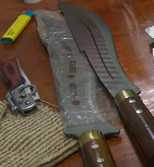 Lực lượng làm nhiệm phát hiện 2 mã tấu và 1 dao bấm