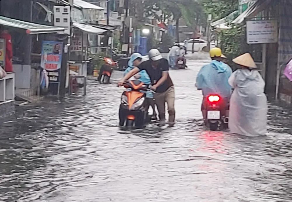 Mưa lớn kết hợp triều cường làm nhiều tuyến đường trên địa bàn TP Cà Mau ngập nặng trong những ngày qua