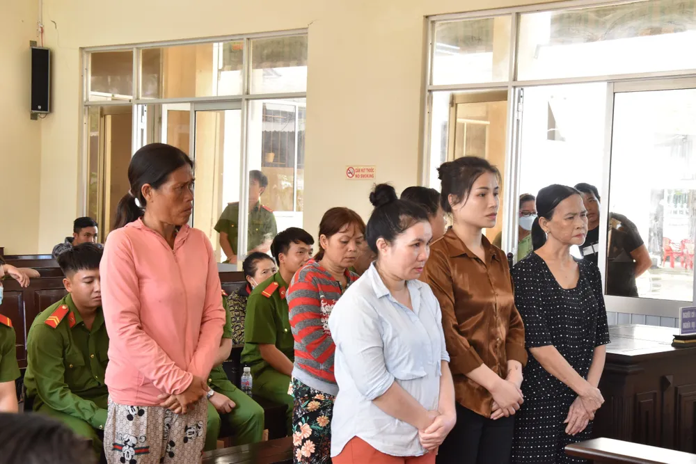 Các bị cáo tại tòa. Ảnh: PHÚC NGUYÊN