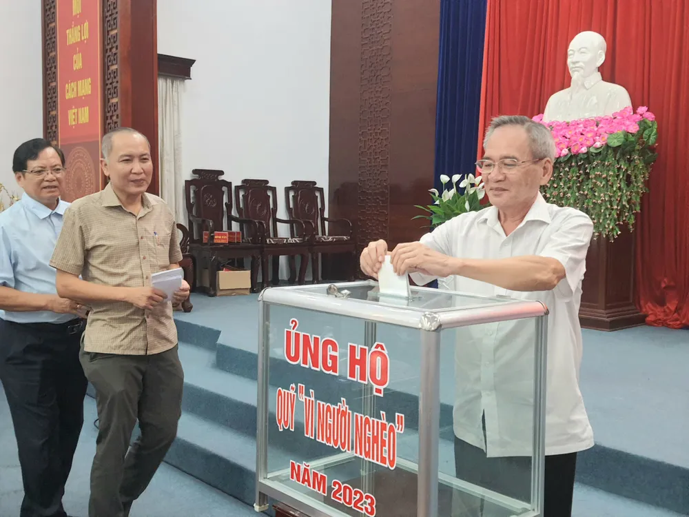 Bí thư Tỉnh ủy Bạc Liêu Lữ Văn Hùng ủng hộ Quỹ "Vì người nghèo"