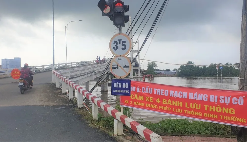 Cầu treo thị trấn Trần Văn Thời bị hư hỏng phải dừng lưu thông xe ô tô