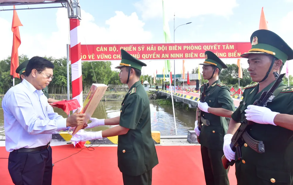 Bí thư Tỉnh ủy Cà Mau Nguyễn Tiến Hải chúc mừng, trao chìa khoá, Quốc kỳ cho đơn vị tiếp nhận và vận hành tàu BP 19.01.01. Ảnh: TRẦN NGUYÊN