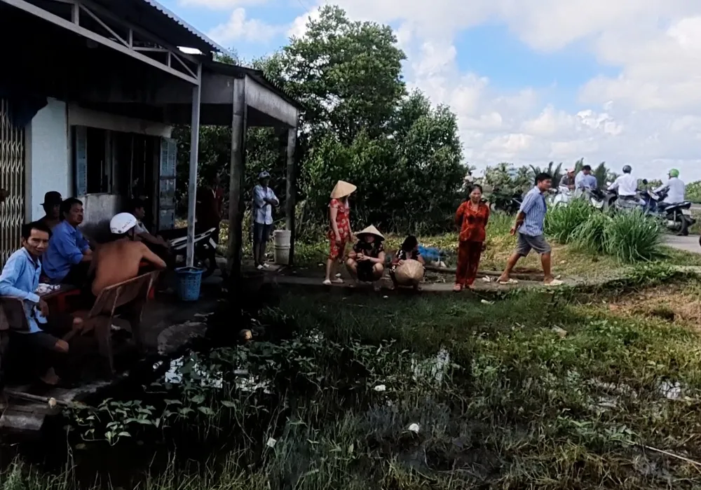 Người dân tập trung tại nhà ông Trần Minh Bắc, “giải cứu” bé gái 4 tuổi nghi bị bạo hành