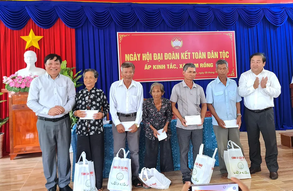 Phó Bí thư Thường trực Tỉnh uỷ Cà Mau Phạm Thành Ngại (bìa trái), Chủ tịch Uỷ ban MTTQ Việt Nam tỉnh Trần Văn Hiện (bìa phải) tặng quà cho hộ nghèo, cận nghèo Phó Bí thư Thường trực Tỉnh uỷ Cà Mau Phạm Thành Ngại (bìa trái), Chủ tịch Uỷ ban MTTQ Việt Nam tỉnh Trần Văn Hiện (bìa phải) tặng quà cho hộ nghèo, cận nghèo