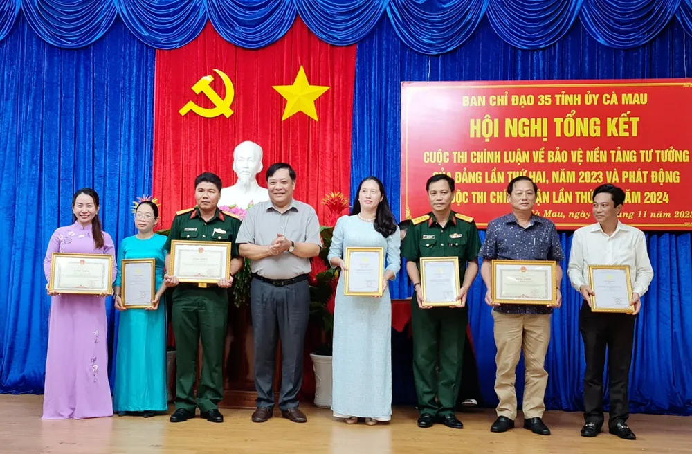 Phó Bí thư Thường trực Tỉnh ủy Cà Mau Phạm Thành Ngại (thứ 4 từ trái sang) trao thưởng cho các tác giả đoạt giải Đặc biệt, giải A và giải Tập thể xuất sắc