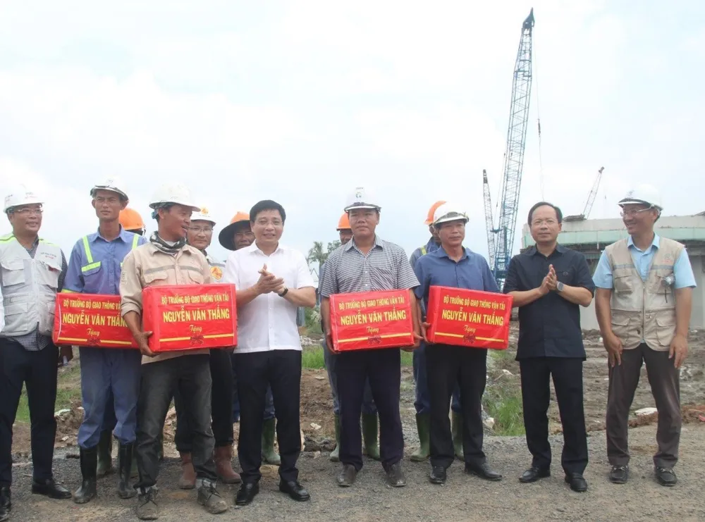 Bộ trưởng Nguyễn Văn Thắng tặng quà công nhân đang thi công tại công trình cầu Ngã Ba Tàu thuộc Dự án cao tốc thành phần Hậu Giang - Cà Mau Bộ trưởng Nguyễn Văn Thắng tặng quà công nhân đang thi công tại công trình cầu Ngã Ba Tàu thuộc Dự án cao tốc thành phần Hậu Giang - Cà Mau