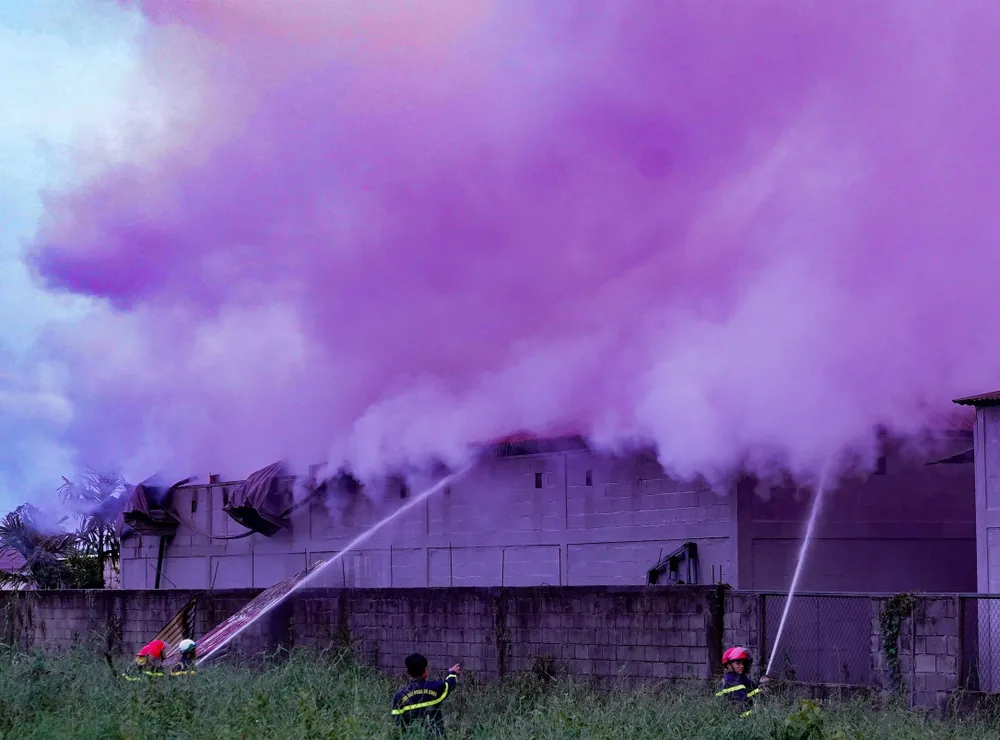 Lực lượng Cảnh sát PCCC tiến hành chữa cháy