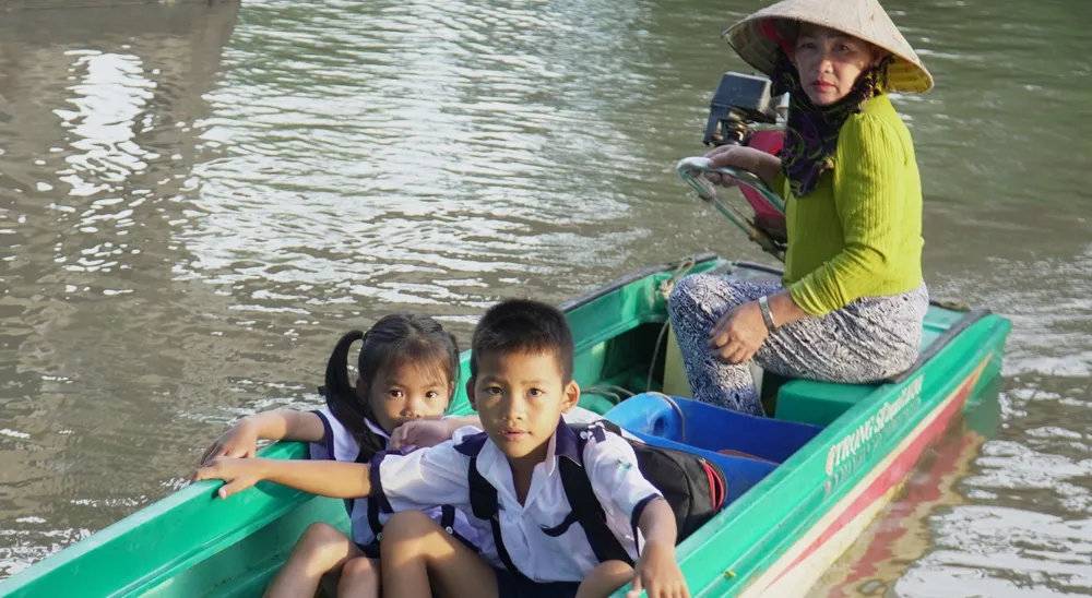 Hoc sinh vung song nuoc du khai giang bang xuong 1.jpg