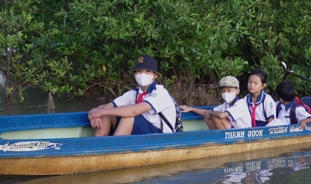 Hoc sinh vung song nuoc du khai giang bang xuong 3.jpg