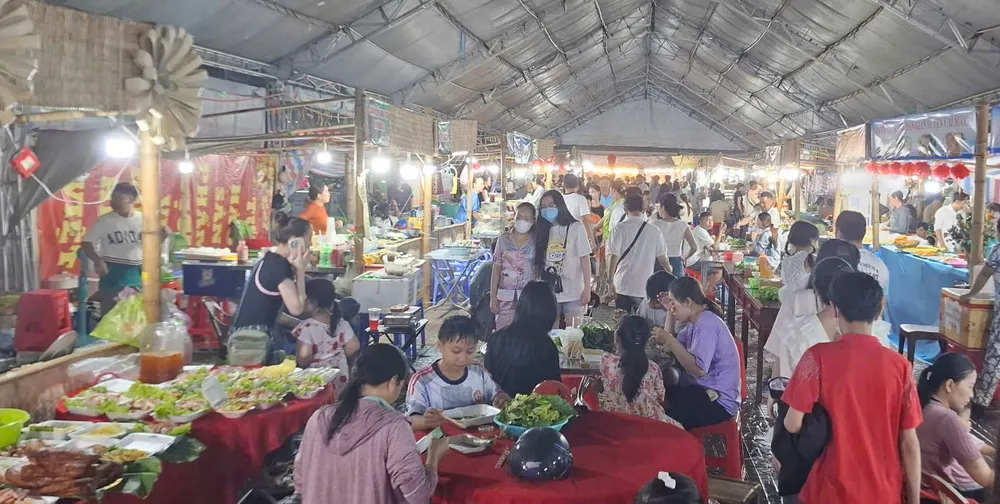 Khách tham quan, trải nghiệm ẩm thực tại Ngày hội bánh dân gian Nam bộ