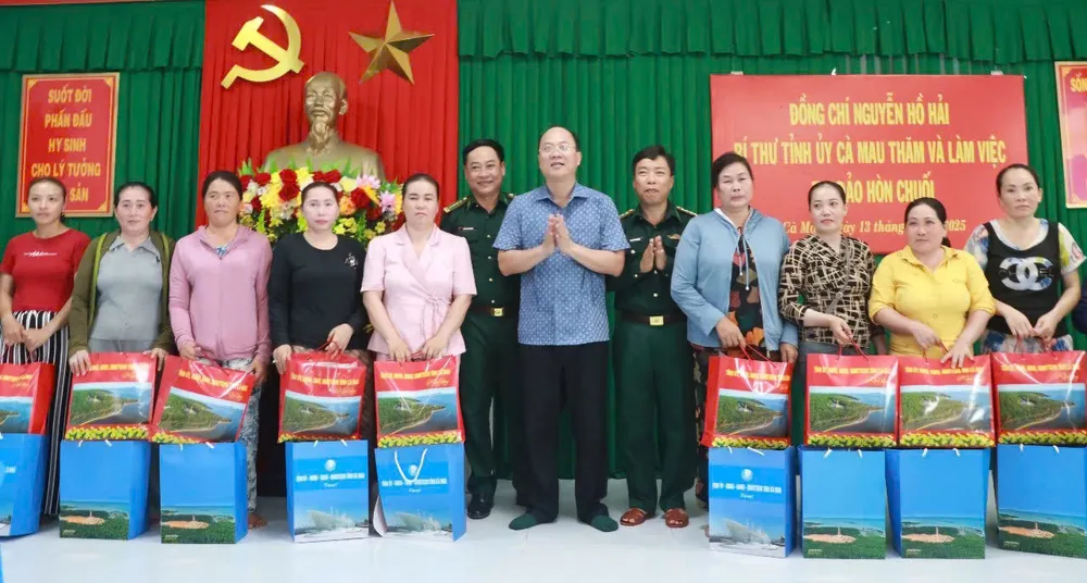 Bí thư Tỉnh ủy Cà Mau Nguyễn Hồ Hải tặng quà cho người dân sinh sống trên đảo Hòn Chuối. Ảnh: KIM NHIÊN