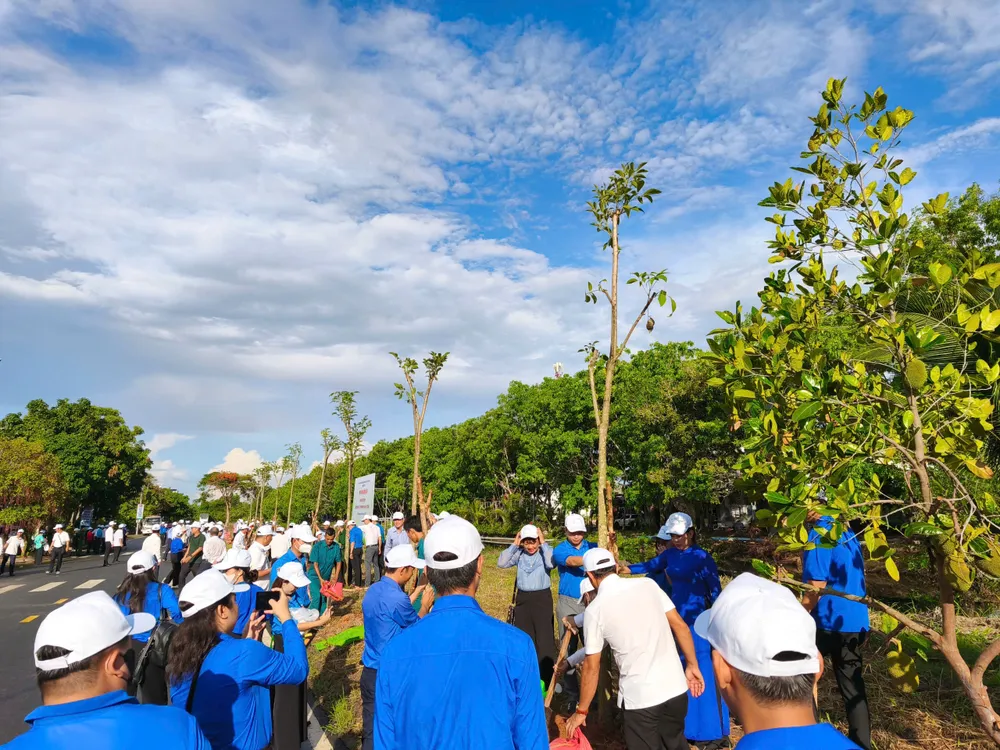 Đông đảo lãnh đạo, đoàn viên và nhân dân tham gia trồng cây tại Cà Mau